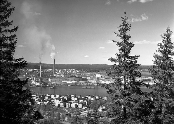 Utsikt över Skönviks sågverk och Östrands sulfatfabrik, 1951. Fotograf: Norrlandsbild. © Sundsvalls museum.