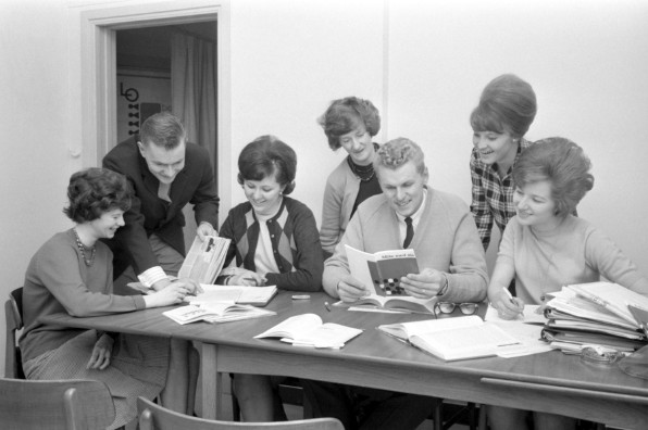 Människor studerar i böcker vid ett bord. Foto Ragge Ellefsson, 1964