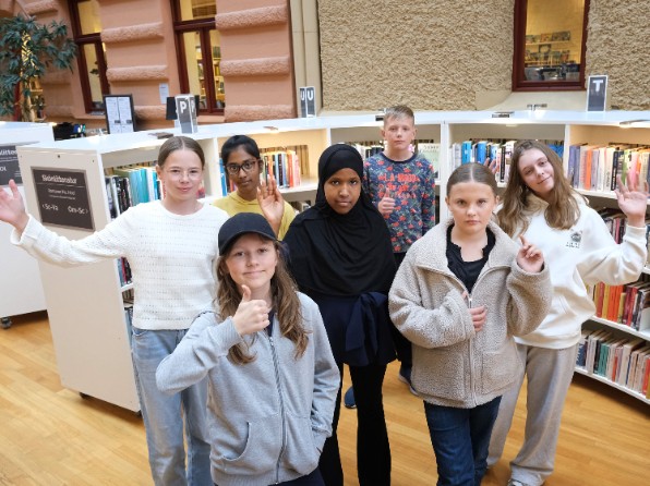 Bibliotekets lovgrupp med sju ungdomar. Foto: Andreas Ignell.
