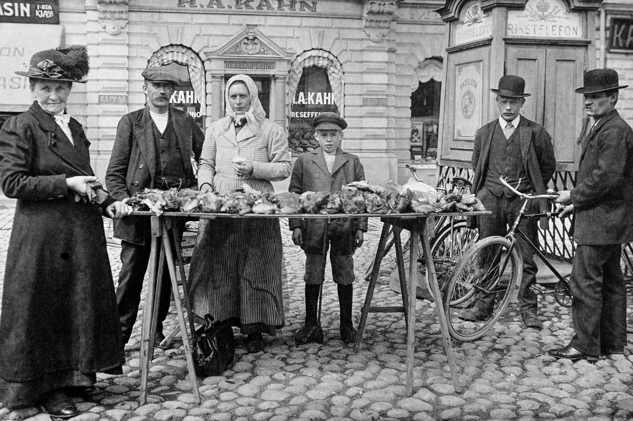 Torghandel i gamla Sundsvall. Foto: Sundsvalls museum. 